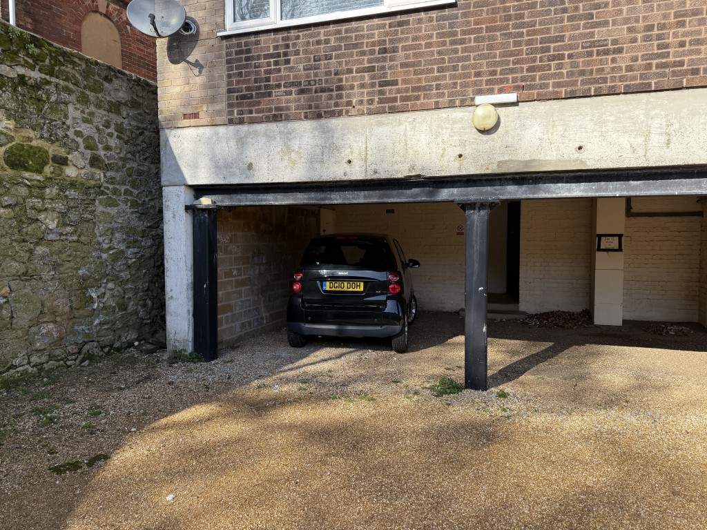 Lot: 141 - PURPOSE-BUILT TOWN CENTRE FLAT WITH PARKING - Allocated parking space